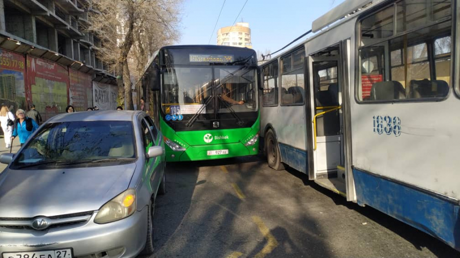 В Бишкеке столкнулись автобус и троллейбус