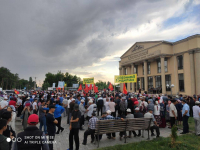 В Таласе проходит митинг сторонников Омурбека Бабанова с участием нескольких тысяч человек (фото, видео)