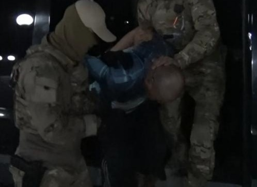 В Сузаке задержали таксиста, который объявил себя «смотрящим» по южному региону