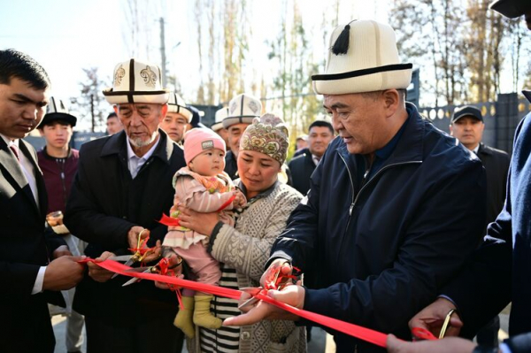 Сын главы ГКНБ вложился в строительство дома для нуждающихся