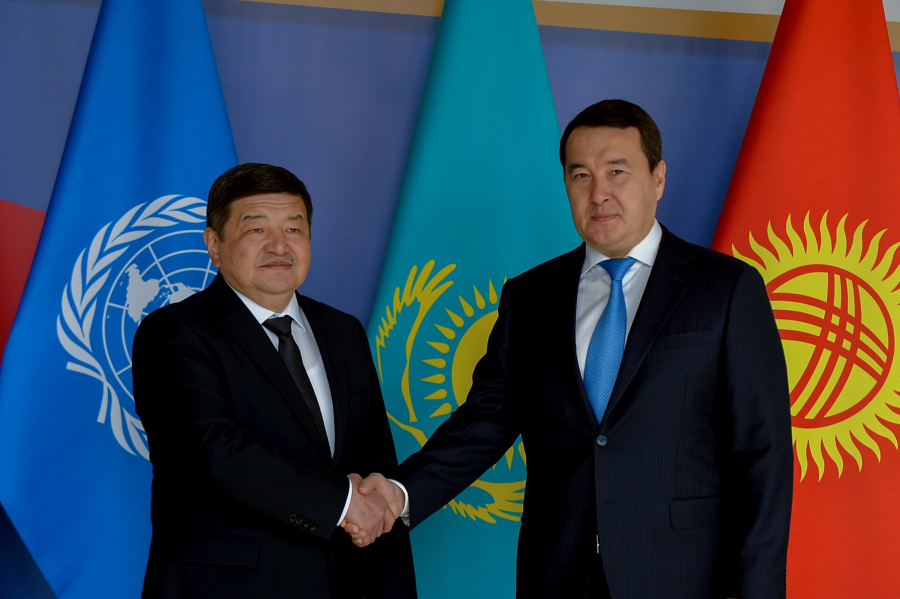 Премьер-министр Казахстана Алихан Смаилов провел переговоры с Акылбеком Жапаровым