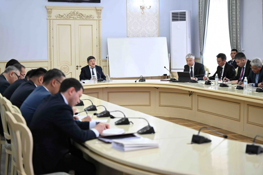 Акылбек Жапаров провел совещание с ректорами вузов