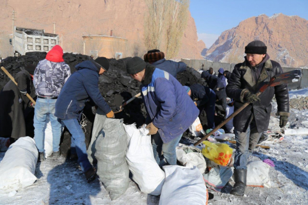 Кумтөр Нарын облусундагы жакыр үй-бүлөлөрдү жана жалгыз бой кары-картаңдарды көмүр менен камсыздады