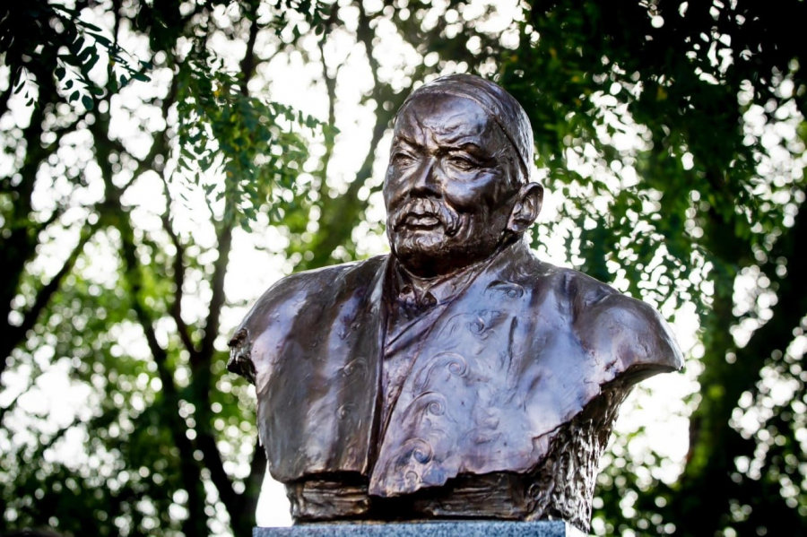 В Венгрии установили памятник манасчы Саякбаю Каралаеву