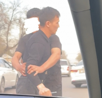 В Бишкеке таксист устроил разборки прямо во время заказа