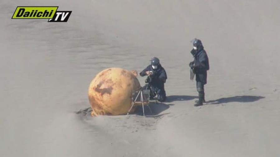 Японцев напугал неизвестный шар диаметром 1,5 метра, который выбросило на берег (фото, видео)