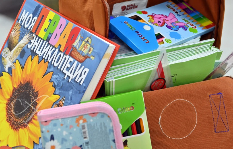 В Кыргызстане детям из малоимущих семей раздадут вещи, развивающие книги и канцелярские принадлежности