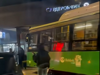 В Бишкеке автобус въехал в пешеходную зону после столкновения с легковым авто