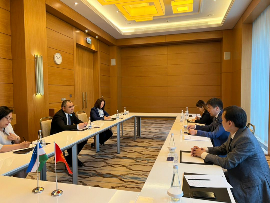 Министр образования Алмазбек Бейшеналиев встретился с министром инновационного развития Узбекистана Иброхимом Абдурахмоновым