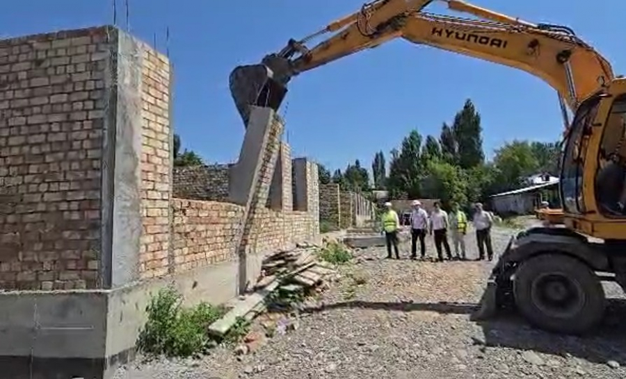 В Узгене снесли строящуюся школу - не соответствует строительным нормам (видео)