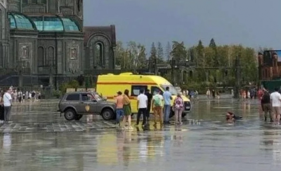 В парке Москвы молния поразила четырех человек, один мужчина скончался
