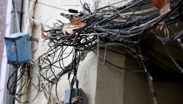 Интернет-провайдерам в Бишкеке наказали убрать кабели с фасадов зданий