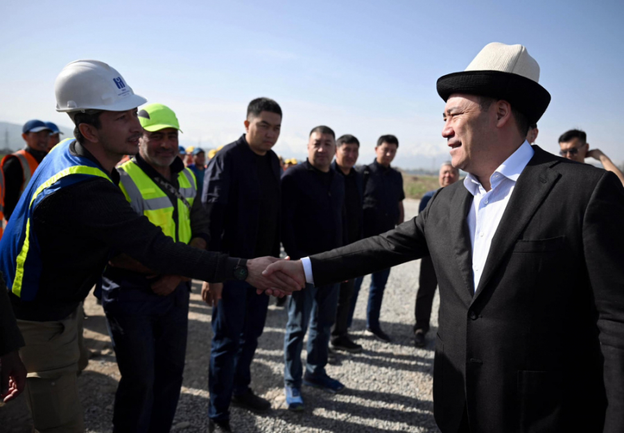 Садыр Жапаров проверил строительство нового футбольного стадиона в Бишкеке