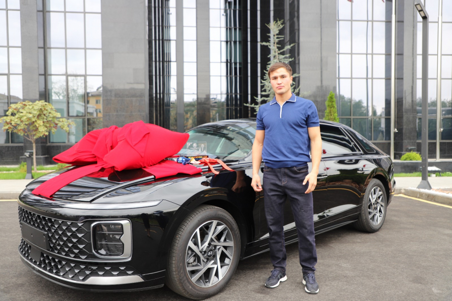 Дик оянғанда, банан сияқты түбіне дейін иілген