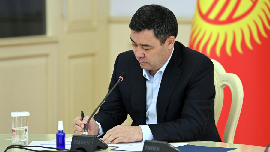 Садыр Жапаров подписал указ, регулирующий деятельность госслужащих