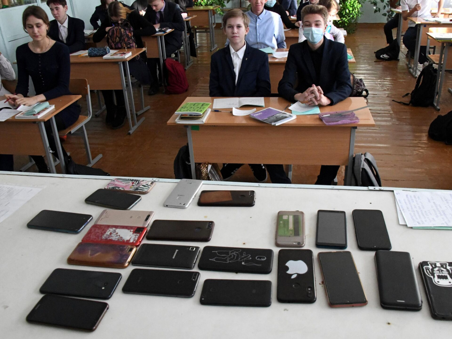 Надо ли запретить использование телефонов в школах Кыргызстана?