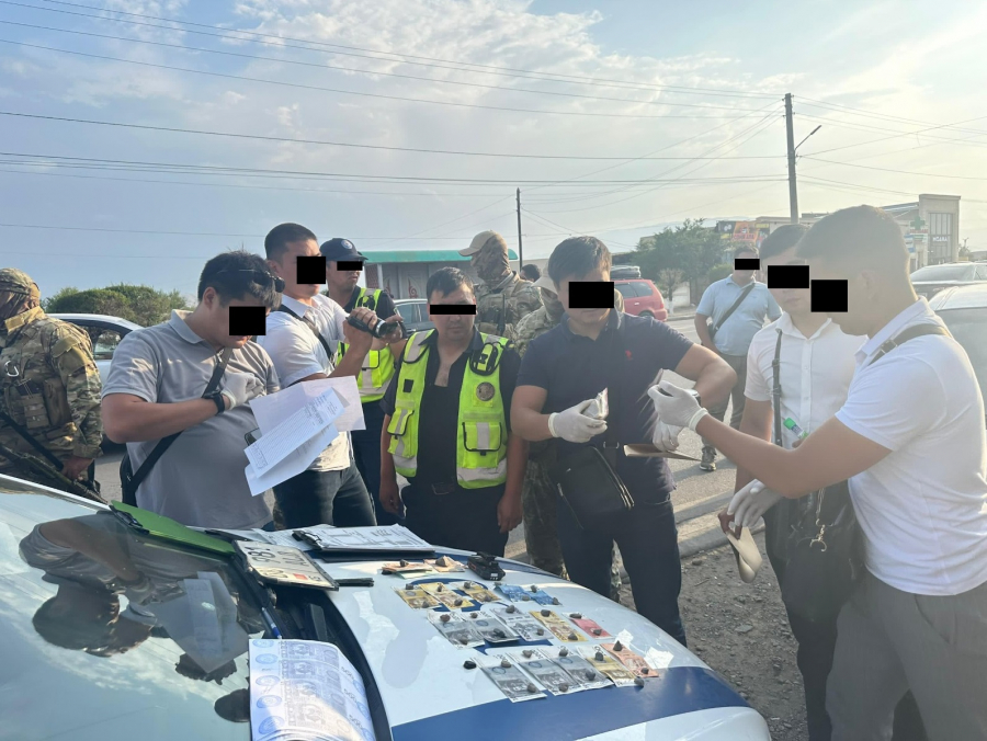В Балыкчи ГКНБ задержал нескольких сотрудников ГУОБДД за взятки - видео