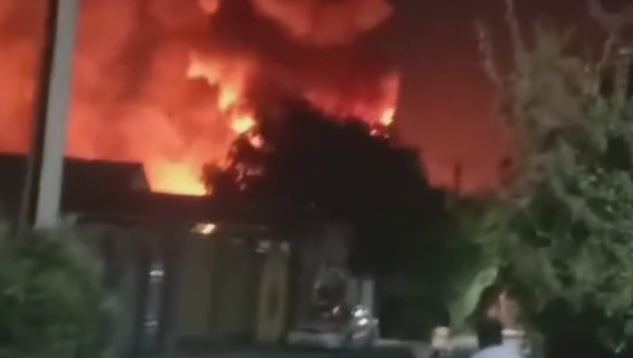 В Бишкеке в районе Киркомстрома ночью произошел крупный пожар - видео