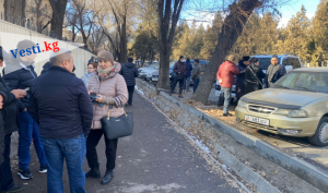 Возле здания ГКНБ собрались сторонники Ахматбека Келдибекова (фото)