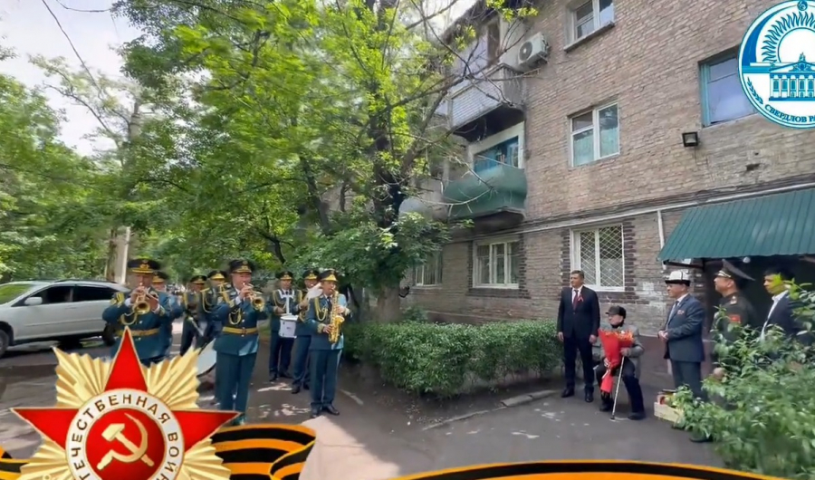 Ветеранов ВОВ в Бишкеке трогательно поздравили с Днем Победы - видео