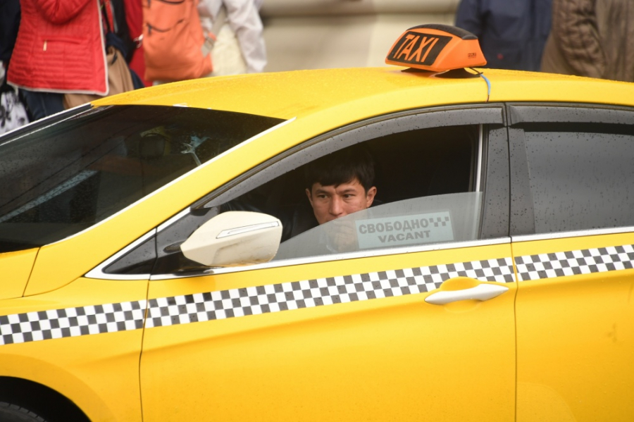 В ряде российских регионов мигрантам запретили работать таксистами