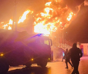 В селе Кулунду в торговом центре произошел крупный пожар - фото