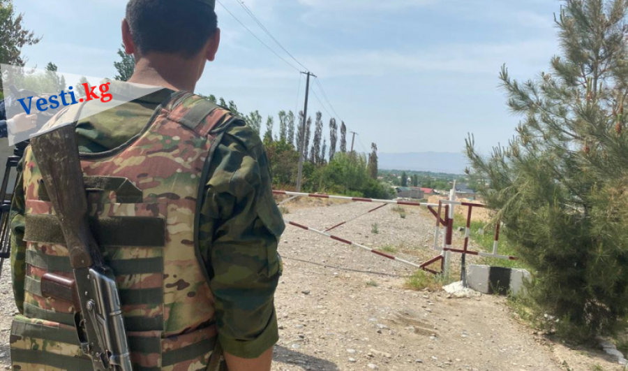На кыргызско-таджикской границе военнослужащие РТ закидали камнями авто кыргызстанца