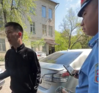 В Бишкеке водитель сбил женщину и протащил инспектора на капоте (видео)