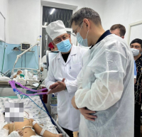 В Минздраве сообщили о состоянии ребенка, пострадавшего при падении из окна многоэтажки в Джале