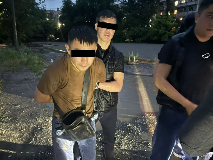 В Бишкеке за вымогательство задержаны оперативники УВД Октябрьского района