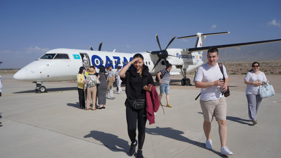 В аэропорту «Иссык-Куль» встретили первый в турсезоне рейс из Алматы (фото)