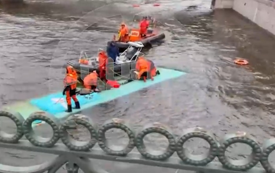 В Питере автобус с пассажирами рухнул с моста в реку - видео