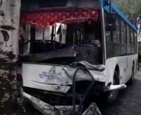Страшное ДТП в Бишкеке: Пассажирский автобус столкнулся с легковым авто (видео)
