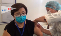 Роза Отунбаева получила китайскую вакцину от коронавируса