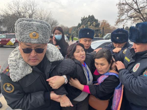 Правозащитницу Азизу Абдирасулову задержали и отправили на медэкпертизу (фото)