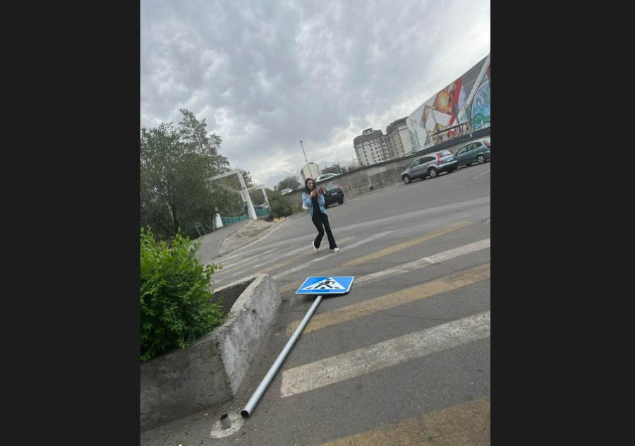Вандалы испортили дорожные знаки в Бишкеке