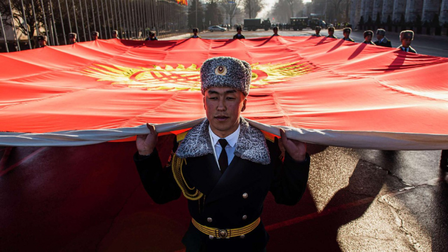 Когда в Кыргызстане заменят флаги на новые, рассказал пресс-секретарь президента