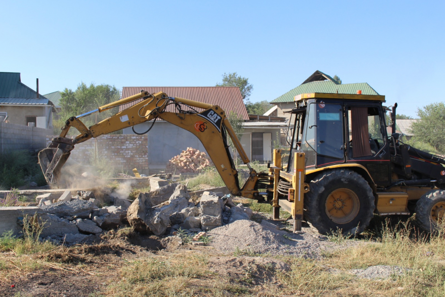 В Свердловском районе сносят фундаменты домов на самовольно захваченных земельных участках