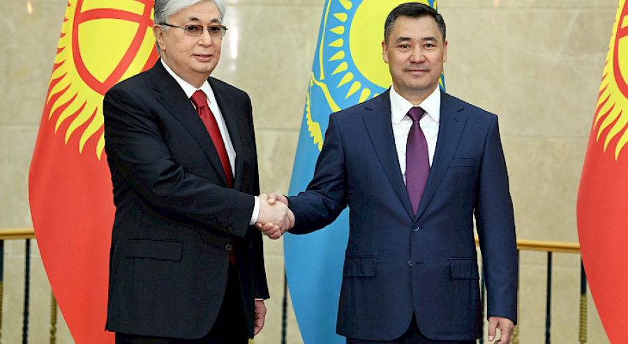 Президенты Кыргызстана и Казахстана договорились не допускать заторов на границе