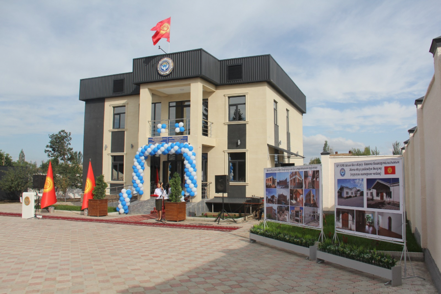 Камчыбек Ташиев открыл новое здание Джети-Огузского районного отдела ГКНБ