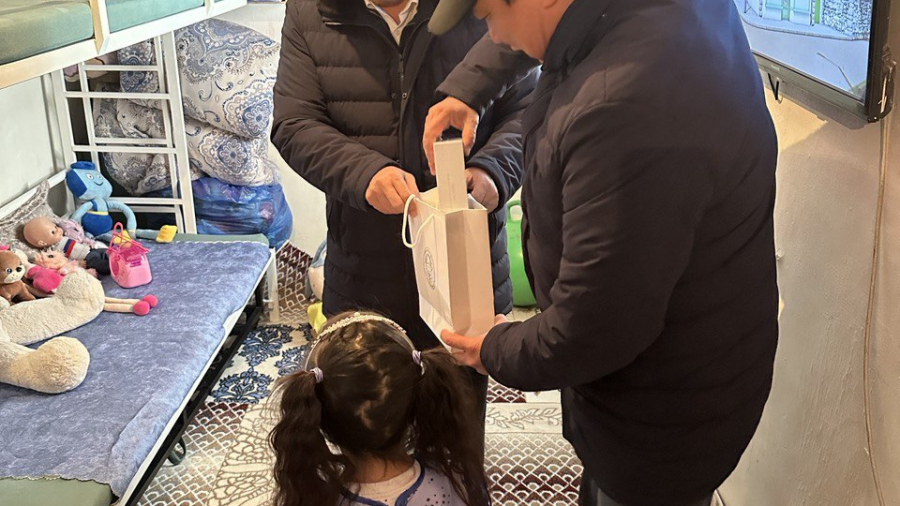 Дети из малообеспеченных семей Бишкека и Чуйской области получили новогодние подарки от имени президента