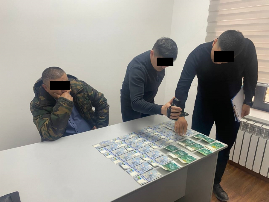 В Нарыне глава айыльного аймака пытался дать взятку в 100 тысяч сомов чекисту - видео