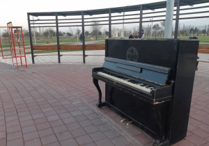 Вандалы, сломавшие пианино в бишкекском сквере, установили новый музыкальный инструмент