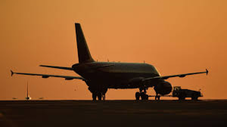 Авиакомпания привезла из ОАЭ самолет в Кыргызстан и не растаможила. Таможня «Манас» установила факт правонарушения