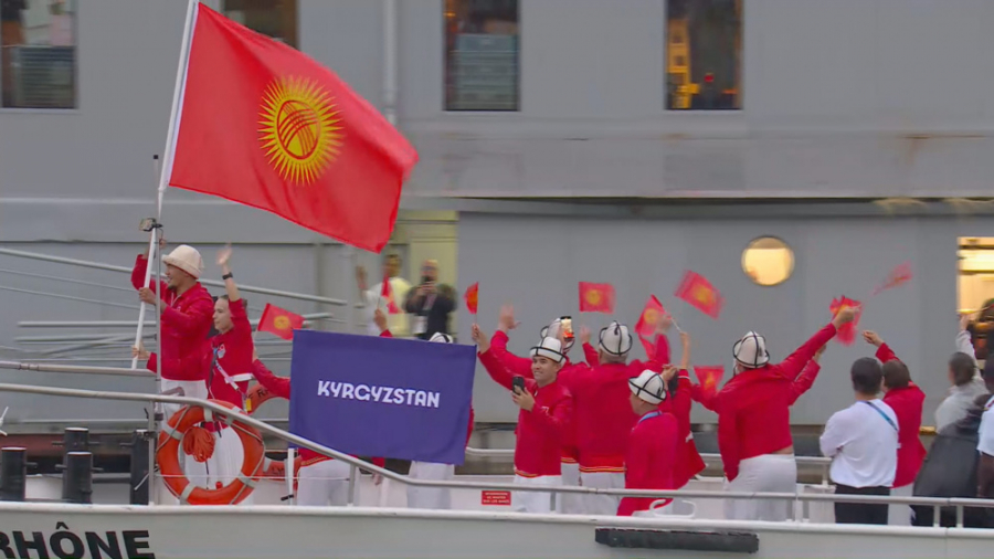 Сборная Кыргызстана приняла участие в церемонии открытия Олимпиады-2024