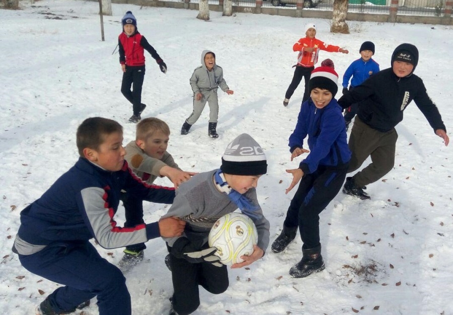 Киле игра. Школьники в селе Кыргызстан. Кила народная игра. Народные игры Кыргызстана. Армянские народные игры для школьников.