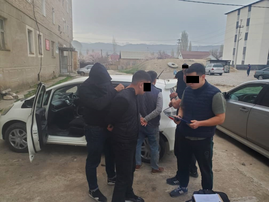 Задержан милиционер, который вынуждал жителя Таласа продавать наркотики (видео)