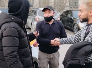 Российский блогер подарил авто таксисту из Кыргызстана, согласившемуся бесплатно подвезти его (видео)