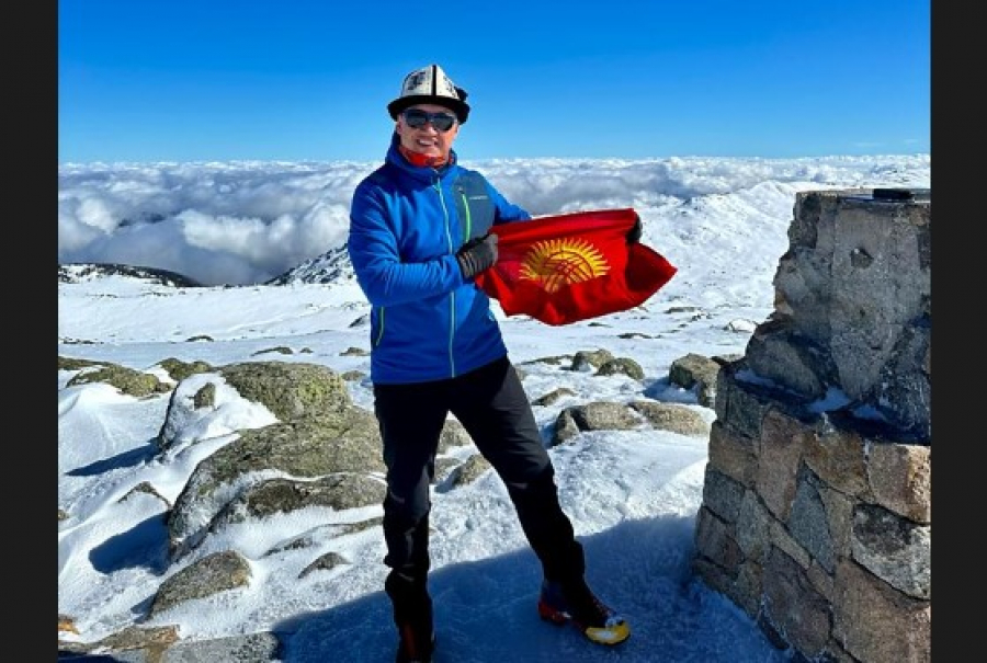 Альпинист Кадыр Сайдилкан поздравил соотечественников с Днем независимости с вершины пика Козюско
