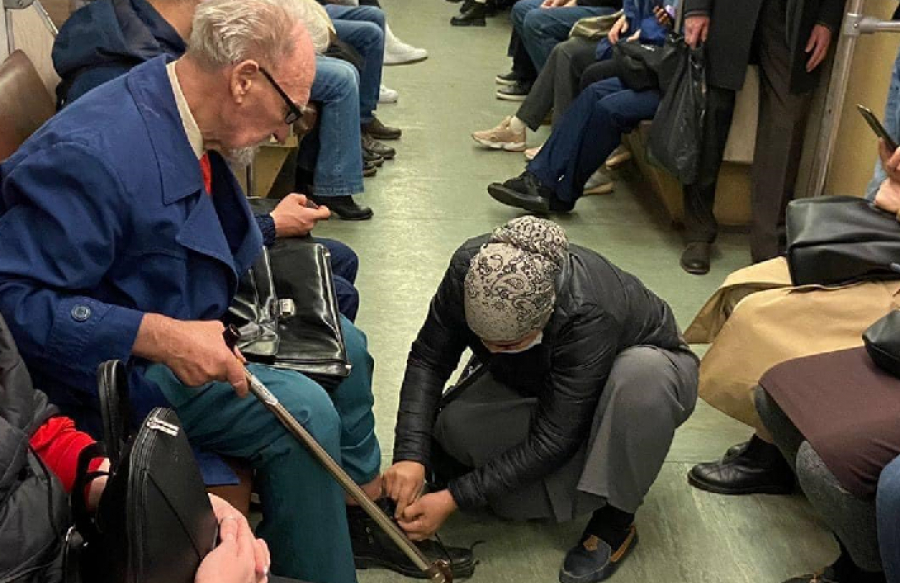 Москвичку тронул поступок восточной женщины, решившей помочь дедушке завязать шнурки в метро (фото)
